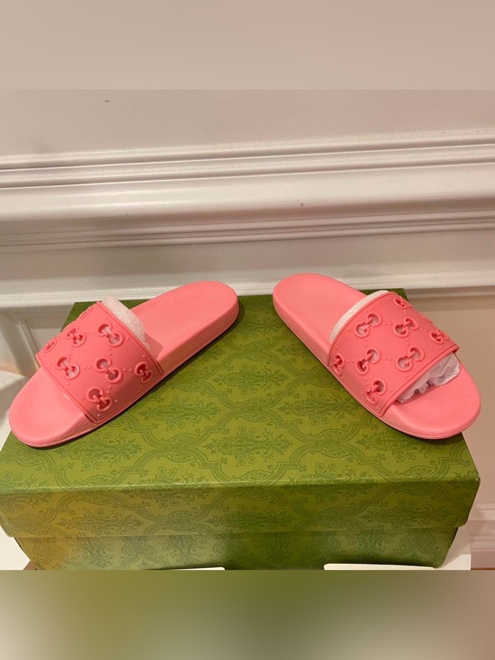 100% Authentic Gucci Coral Pink Rubber Slide Sandals - Picture 3 of 4